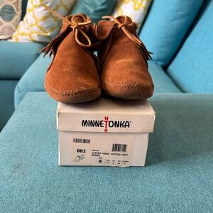 Minnetonka Brown Suede Fringe Moccasin Boots Size 9